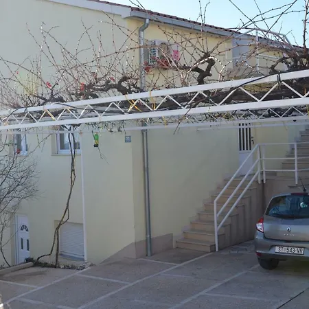 Jure Apartment *