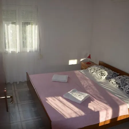 Jure Apartment *